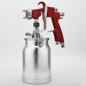 stříkací pistole vytváří o něco silnější vrstvu barvy